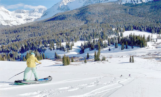 에바 추운 겨울은 눈 부풀게할 수 있는 스키 보드에 타는 노를 견딥니다