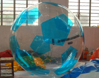상업적인 큰 팽창식 물은 거대한 인간적인 물 거품 공을 가지고 놀