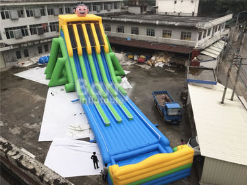 상업 급료 4 차선은 큰 사건을 위한 거대한 팽창식 물 미끄럼을 적셨습니다