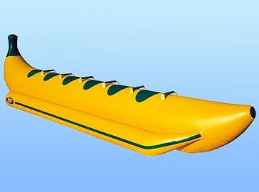 노란 팽창식 배는 6명의 사람 Towable 바나나 물 게임 관을 가지고 놀