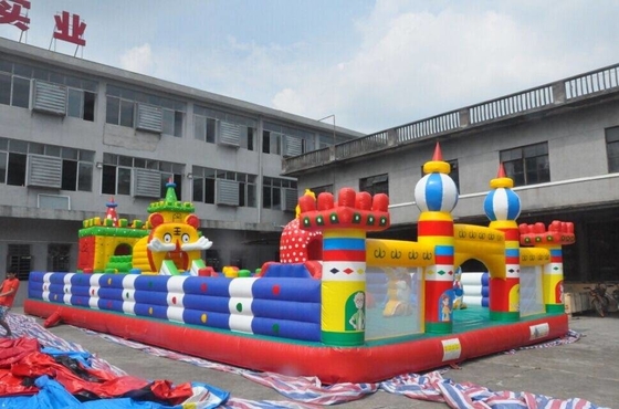 0.55 밀리미터 PVC 부풀게할 수 있는 뛰는 하우스 30x10m 만화 주제 바운시 캐슬
