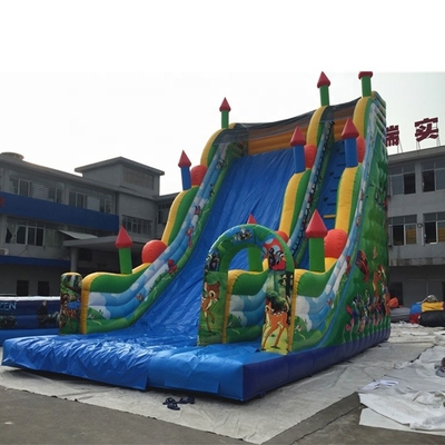 동물 주제 부풀게할 수 있는 단일의 레인 하락은 마른 뒤뜰 제거 경비원을 축였습니다